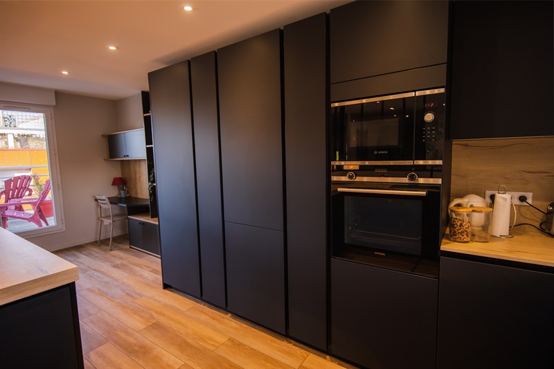 Cuisine ouverte de style moderne bois et noir au Havre | Raison Home